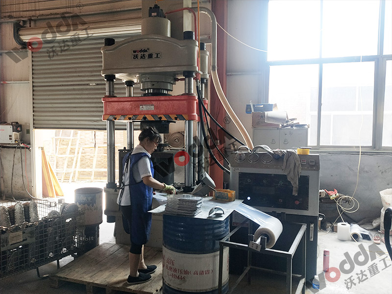 200噸金屬(shǔ)薄闆拉伸機(jī) 200噸金屬薄闆(pǎn)拉伸機