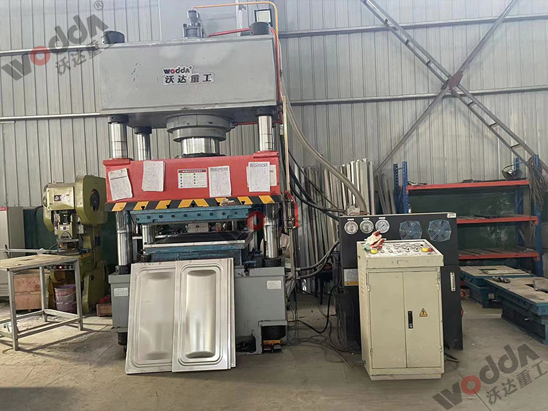 400噸巧(qiao)克力水(shui)箱闆拉(la)伸液壓(yā)機 400噸巧(qiǎo)克力水(shui)箱闆拉(la)伸液壓(yā)機