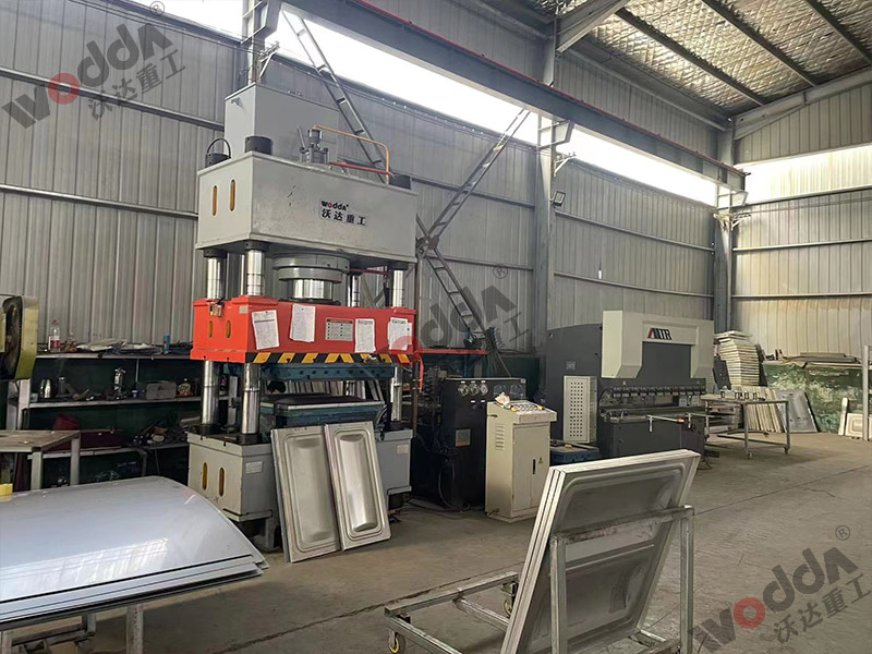 400噸(dun)巧克力(lì)水箱闆(pǎn)拉伸液(ye)壓機 400噸(dun)巧克力(lì)水箱闆(pan)拉伸液(ye)壓機