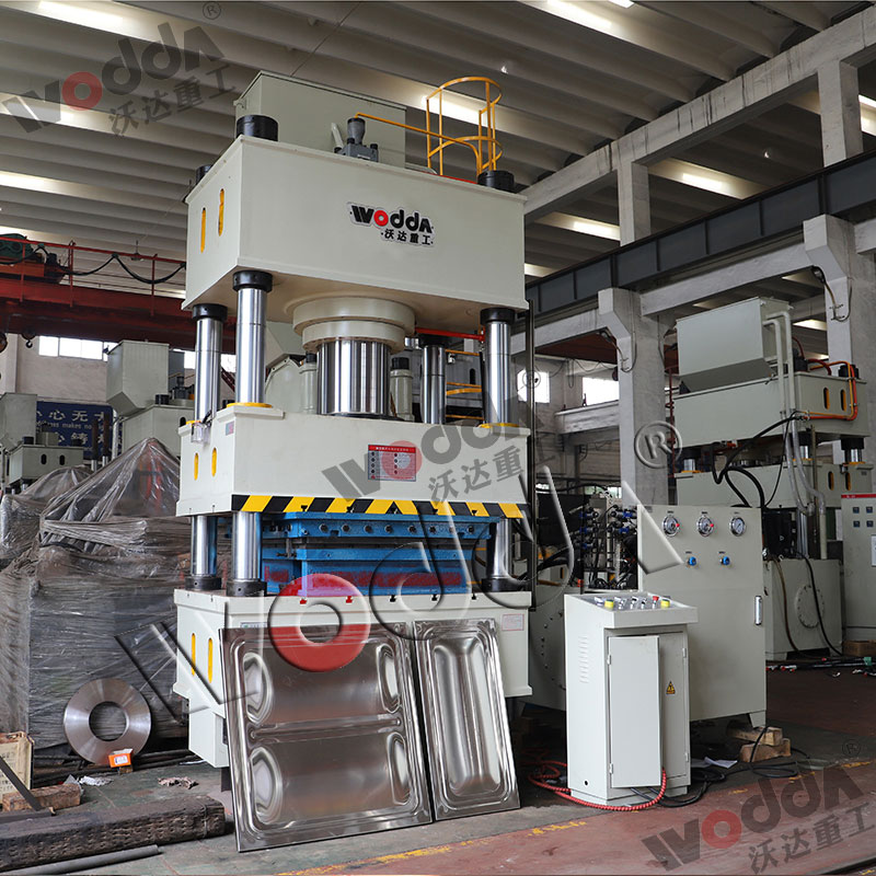 400噸(dūn)不鏽鋼水箱(xiāng)成型液壓機(jī) 400噸不鏽鋼水(shui)箱成型液壓(yā)機