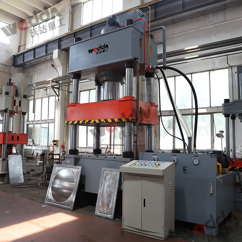 500噸不(bu)鏽鋼水箱成(chéng)型液壓機 500噸(dūn)不鏽鋼水箱(xiang)成型液壓機(ji)