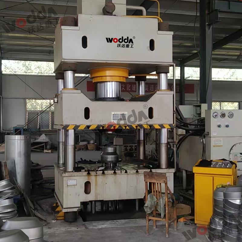 500噸封頭(tou)液壓機(ji) 500噸封頭(tóu)液壓機(jī)