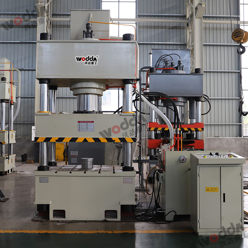 400噸不鏽鋼水箱(xiang)闆拉伸液壓機 400噸(dun)不鏽鋼水箱闆拉(la)伸液壓機