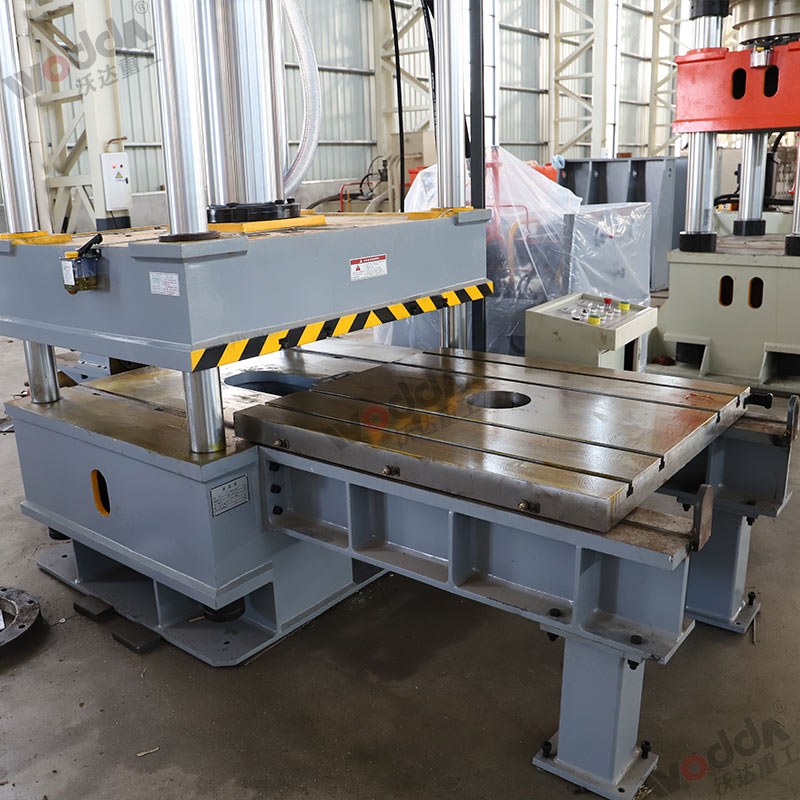 200噸移(yi)動工作台液(yè)壓機 200噸移動(dòng)工作台液壓(ya)機