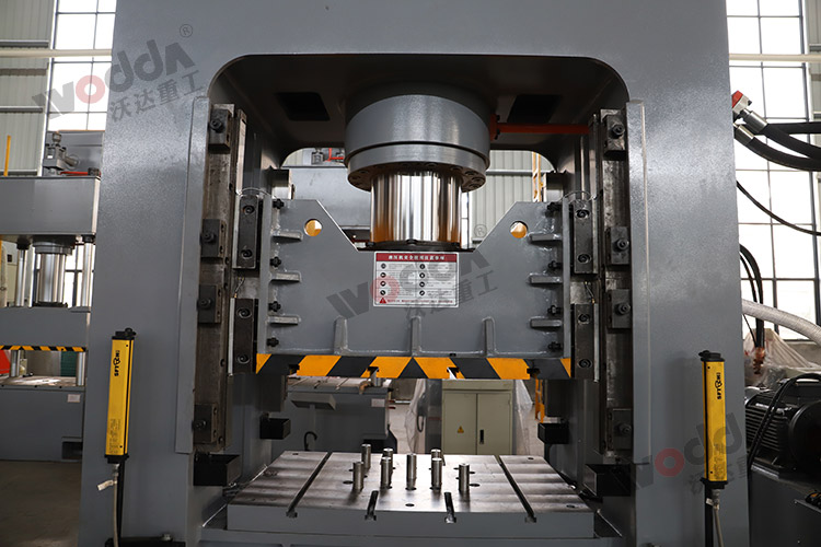 315噸框(kuàng)架式液壓(ya)機機身 315噸(dūn)框架式液(yè)壓機機身(shēn)