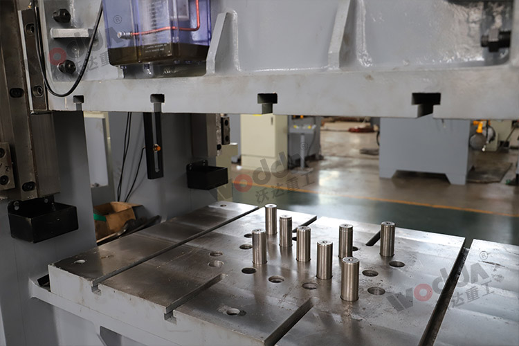 315噸框架式(shi)液壓機(多(duo)頂杆、液壓(yā)墊) 315噸框架(jia)式液壓機(ji)(多頂杆、液(yè)壓墊)