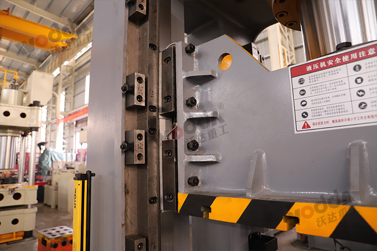 315噸框架式(shì)液壓機(導(dao)軌) 315噸框架(jià)式液壓機(ji)(導軌)