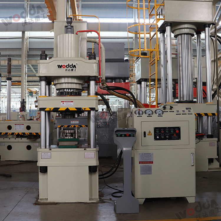 200噸下頂缸(gang)式拉伸液壓(yā)機整機(圖1) 200噸(dūn)下頂缸式拉(lā)伸液壓機整(zheng)機(圖1)