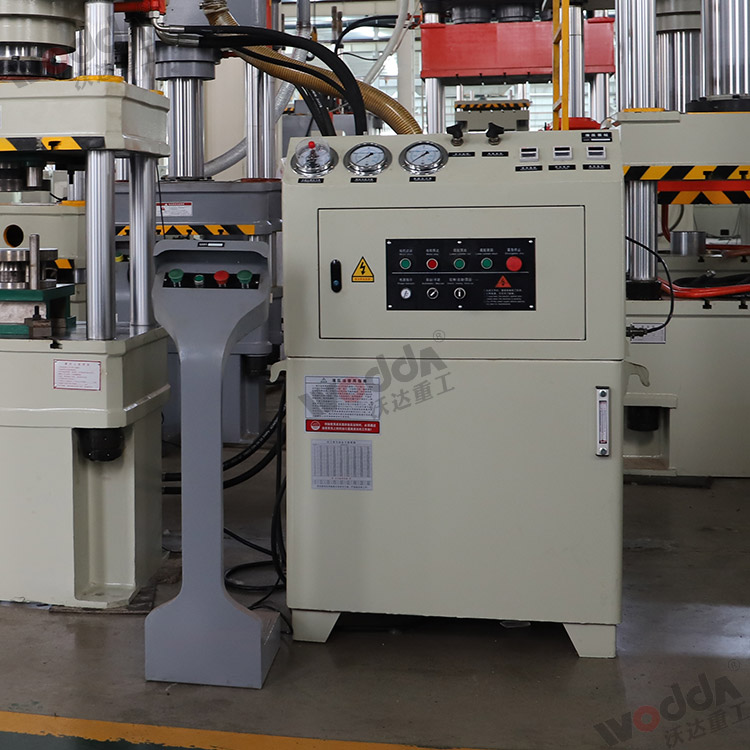 200噸(dūn)四柱液壓機(ji)(移動控制台(tai)) 200噸四柱液壓(yā)機(移動控制(zhì)台)