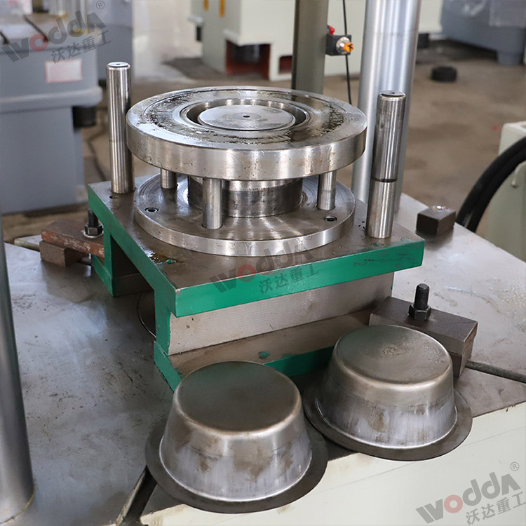 200噸(dun)四柱拉伸機(jī)用戶現場圖(tú) 200噸四柱拉伸(shen)機用戶現場(chang)圖