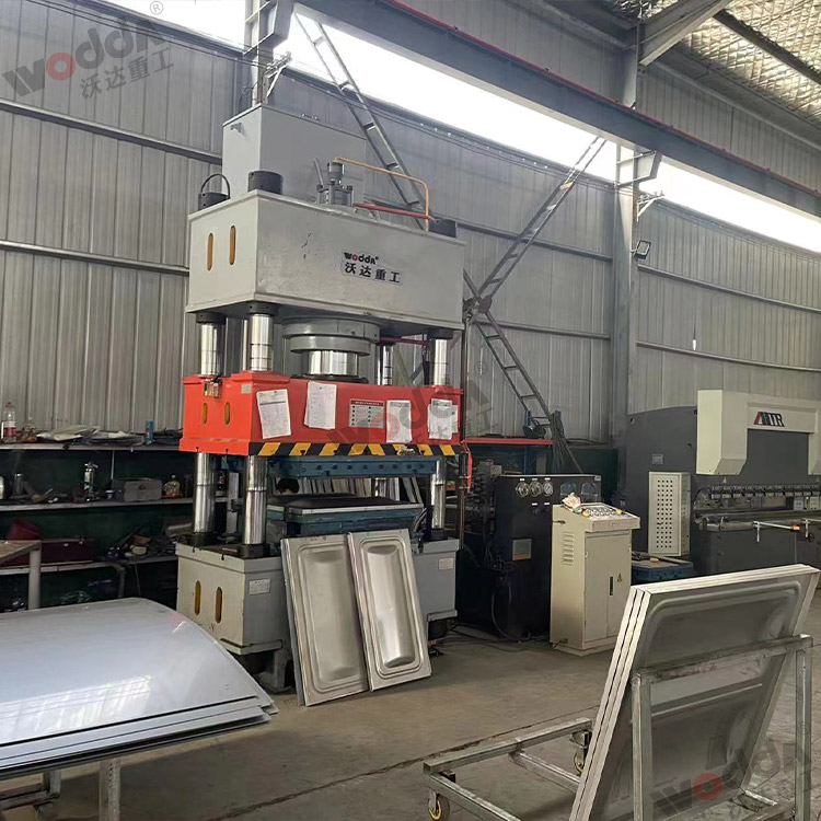 拉伸不鏽(xiu)鋼水箱液壓(ya)機 拉伸不鏽(xiu)鋼水箱液壓(ya)機