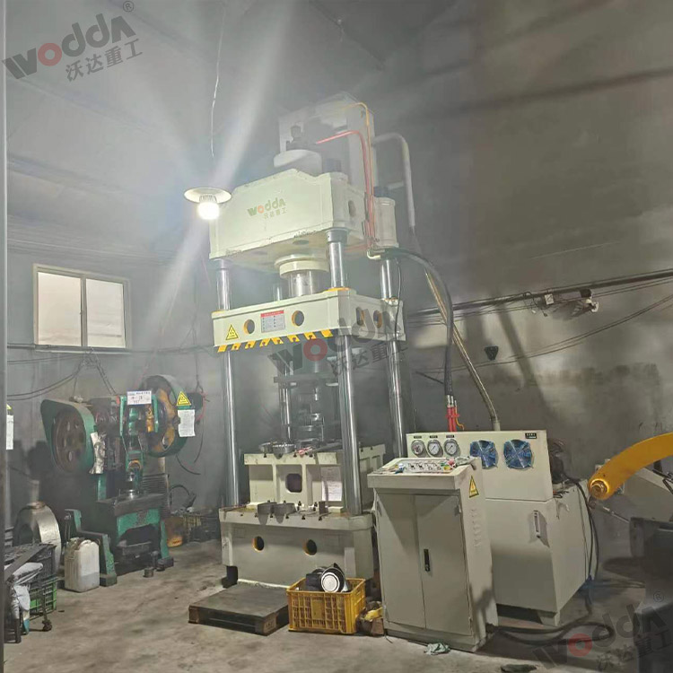 315噸上置液壓墊拉(lā)伸液壓機(圖1) 315噸上(shang)置液壓墊拉伸液(yè)壓機(圖1)