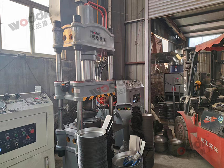 100噸四柱(zhu)液壓機拉伸(shen)鐵鍋一次成(cheng)型 100噸四柱液(yè)壓機拉伸鐵(tie)鍋一次成型(xing)