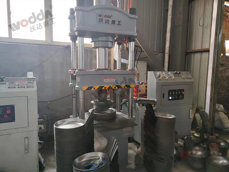 100噸(dūn)四柱液壓機(jī)拉伸鐵鍋現(xian)場 100噸四柱液(yè)壓機拉伸鐵(tiě)鍋現場