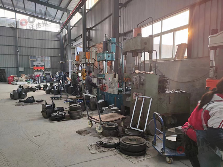 100噸四柱液壓(yā)機拉伸鐵鍋(guō)客戶現場 100噸(dun)四柱液壓機(ji)拉伸鐵鍋客(ke)戶現場