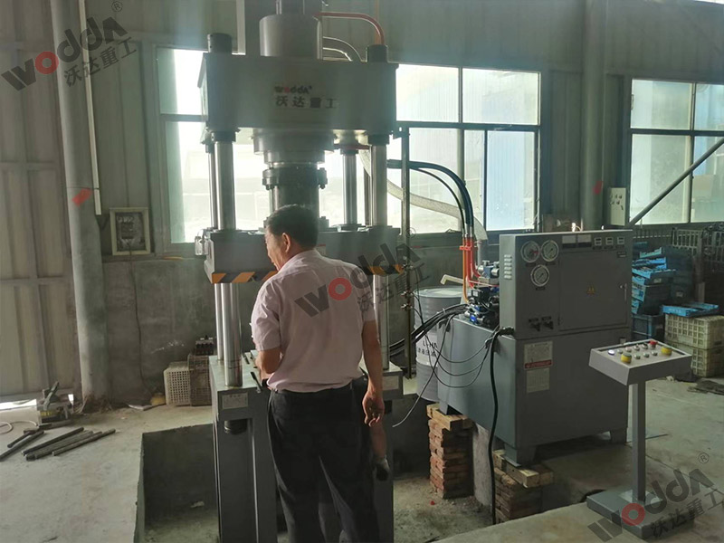 200噸不鏽鋼離(lí)心風機成型(xing)液壓機（圖1）