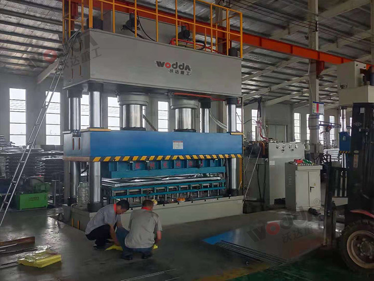 1000噸不鏽(xiu)鋼水箱闆(pan)拉伸液壓(ya)機(圖2) 1000噸不(bu)鏽鋼水箱(xiang)闆拉伸液(yè)壓機(圖2)