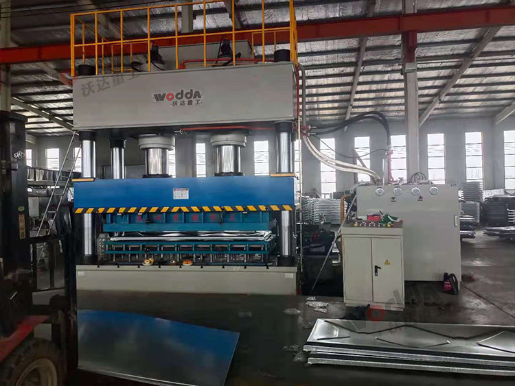 1000噸(dūn)不鏽鋼水(shuǐ)箱闆拉伸(shēn)液壓機(圖(tú)1) 1000噸不鏽鋼(gāng)水箱闆拉(la)伸液壓機(jī)(圖1)