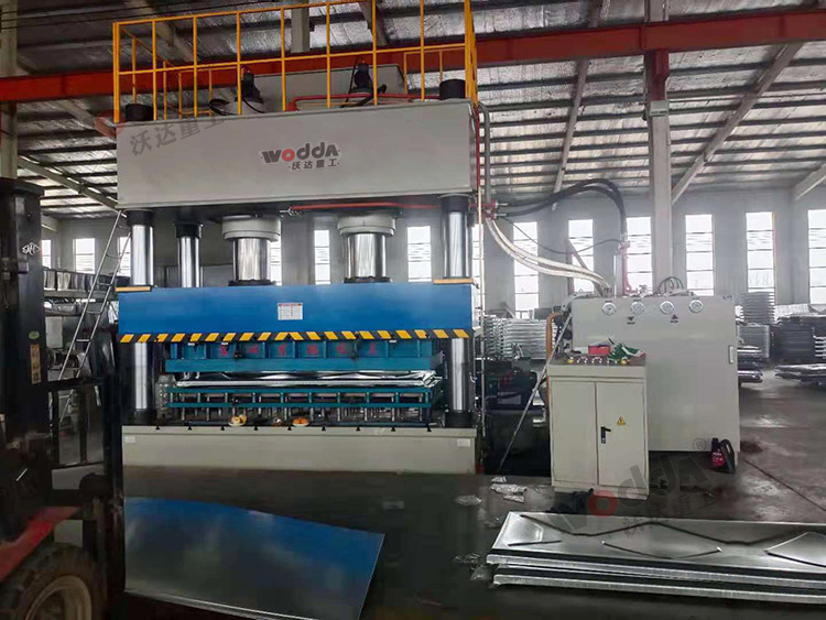 1000噸(dun)不鏽鋼水(shuǐ)箱闆拉伸(shen)液壓機(圖(tú)3) 1000噸不鏽鋼(gāng)水箱闆拉(la)伸液壓機(ji)(圖3)