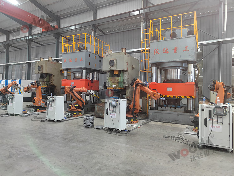 2000噸(dun)汽車離合(he)器外殼拉(lā)伸液壓機(ji)客戶現場(chǎng).jpg 2000噸汽車離(li)合器外殼(ke)拉伸液壓(yā)機客戶現(xian)場.jpg