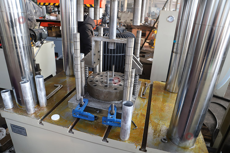 500噸動力電池(chí)電芯鋁殼拉(lā)伸液壓機模(mo)具 500噸動力電(diàn)池電芯鋁殼(ké)拉伸液壓機(ji)模具