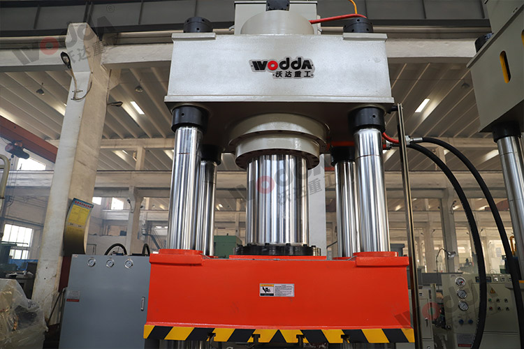 500噸動(dòng)力電池電芯(xin)鋁殼拉伸液(yè)壓機機身 500噸(dun)動力電池電(diàn)芯鋁殼拉伸(shen)液壓機機身(shēn)