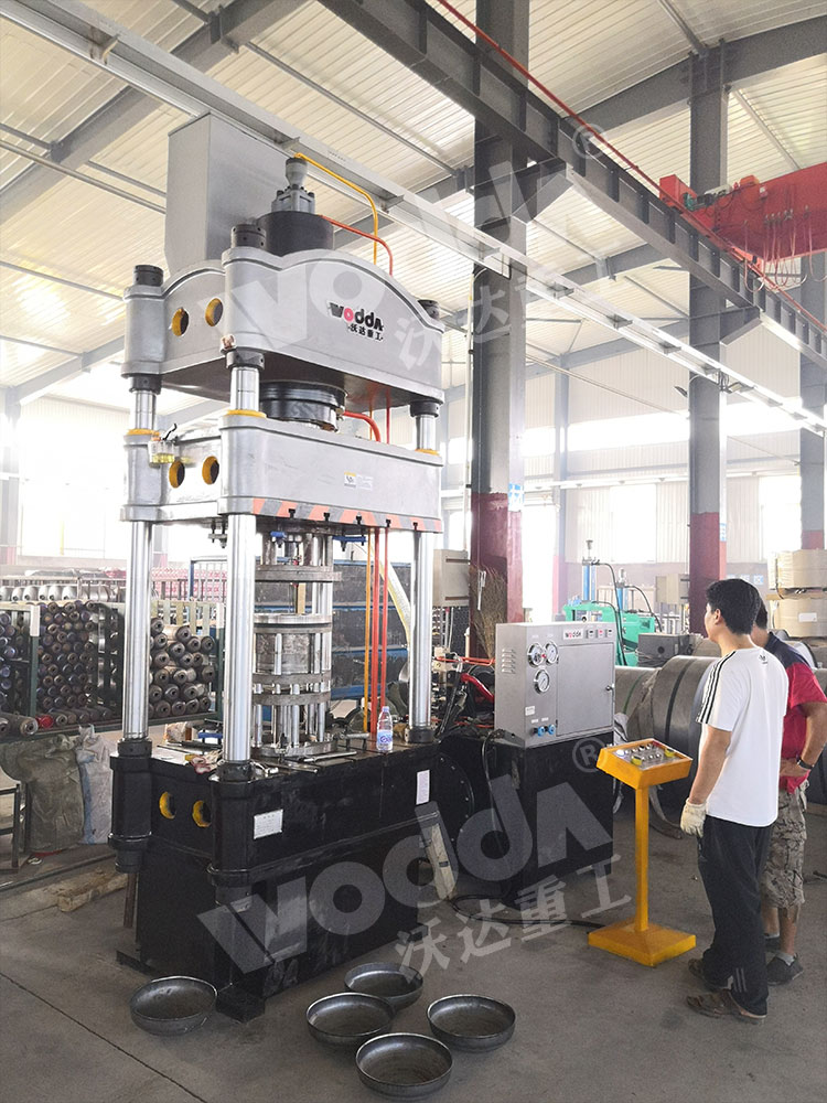 200噸煤氣罐封頭(tóu)液壓機 200噸煤氣罐(guan)封頭液壓機