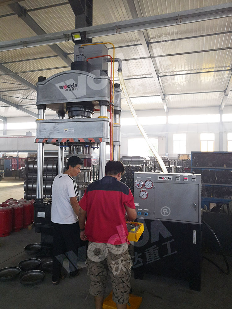 200噸煤氣罐(guàn)封頭液壓(ya)機(圖2) 200噸煤(mei)氣罐封頭(tóu)液壓機(圖(tú)2)