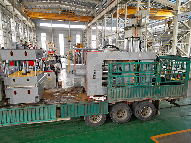 250噸框架(jià)式拉伸(shēn)液壓機(jī)發貨 250噸(dūn)框架式(shi)拉伸液(ye)壓機發(fa)貨