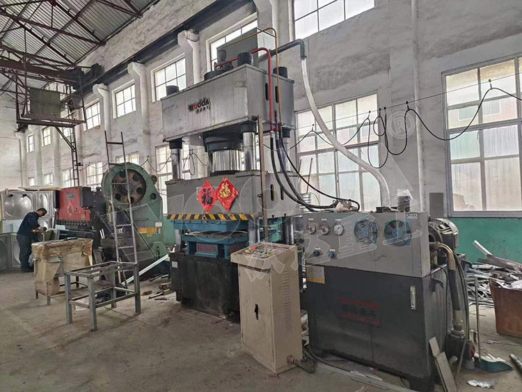 不鏽鋼(gang)水箱闆液壓(ya)機客戶現場(chang) 不鏽鋼水箱(xiāng)闆液壓機客(kè)戶現場