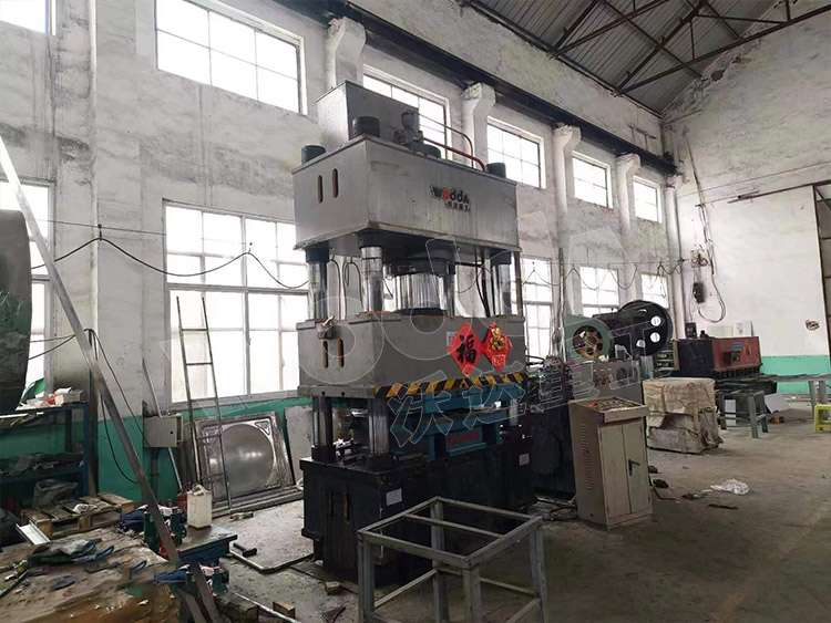 不鏽(xiù)鋼水箱闆液(ye)壓機客戶現(xiàn)場 不鏽鋼水(shui)箱闆液壓機(ji)客戶現場