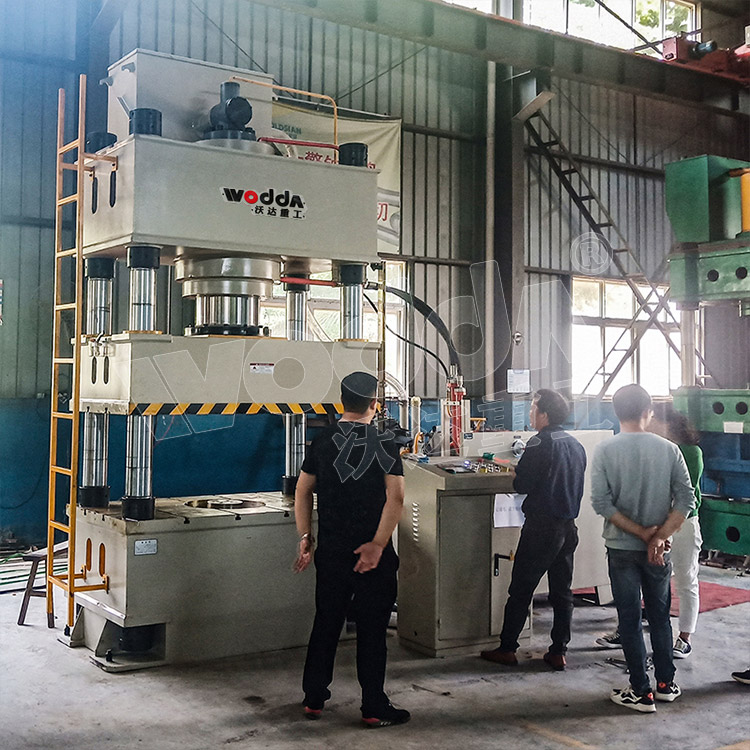 500噸(dun)不鏽鋼水箱液壓(ya)機客戶現場 500噸不(bu)鏽鋼水箱液壓機(jī)客戶現場