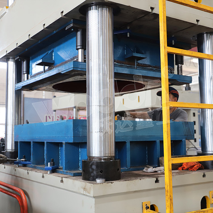 500噸(dūn)不鏽鋼水箱液壓(ya)機(立柱) 500噸不鏽鋼(gang)水箱液壓機(立柱(zhu))