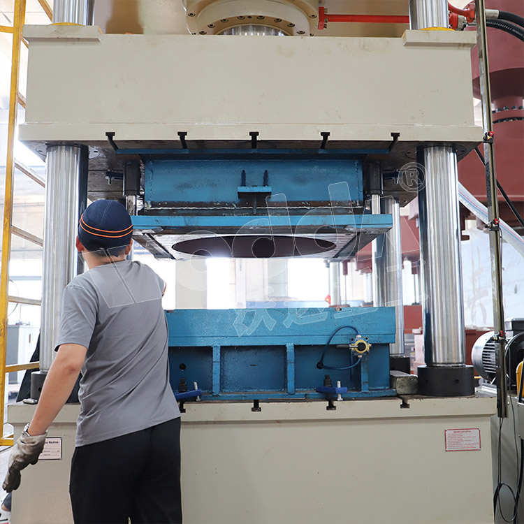 500噸不鏽鋼(gang)水箱液壓機(工作(zuo)台) 500噸不鏽鋼水箱(xiang)液壓機(工作台)