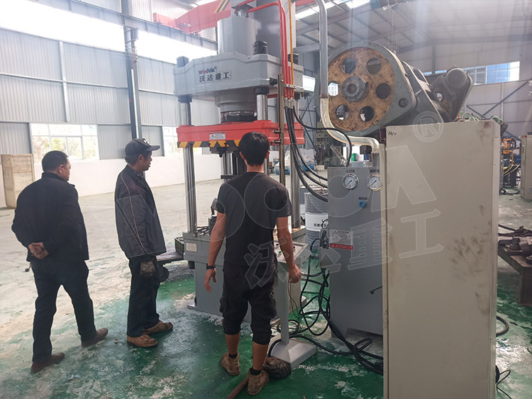 200噸封頭拉(lā)伸液壓機(圖(tú)1) 200噸封頭拉伸(shēn)液壓機(圖1)