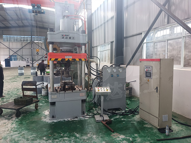 200噸封頭拉伸(shen)液壓機(圖3) 200噸(dun)封頭拉伸液(yè)壓機(圖3)