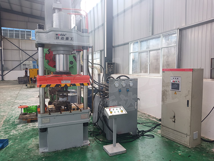 200噸封頭(tóu)拉伸液壓機(jī)(圖4) 200噸封頭拉(la)伸液壓機(圖(tu)4)