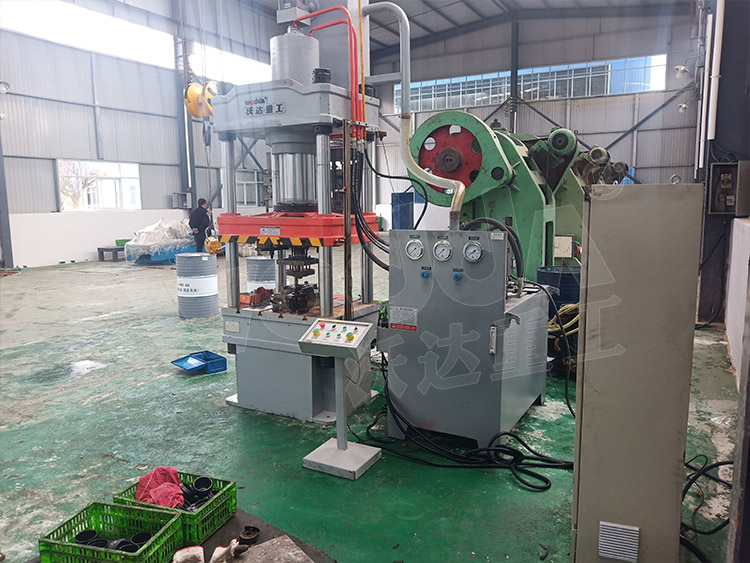 200噸封(fēng)頭拉伸液壓(ya)機(圖2) 200噸封頭(tóu)拉伸液壓機(ji)(圖2)