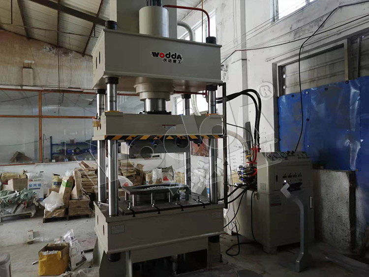 250噸不鏽鋼拉(la)伸液壓機現場(chang) 250噸不鏽鋼拉伸(shen)液壓機現場