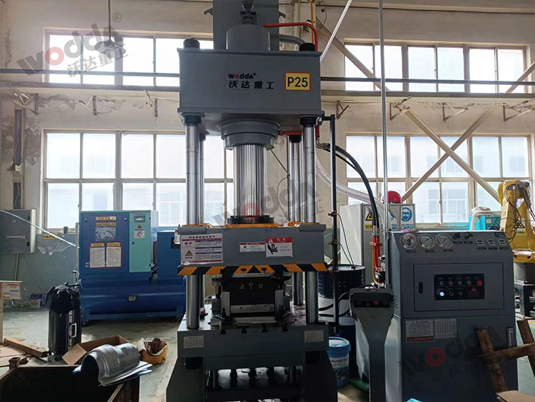 200噸拉伸液壓(yā)機壓汽車排氣管(guan)散熱罩客戶現場(chǎng) 200噸拉伸液壓機壓(ya)汽車排氣管散熱(re)罩客戶現場