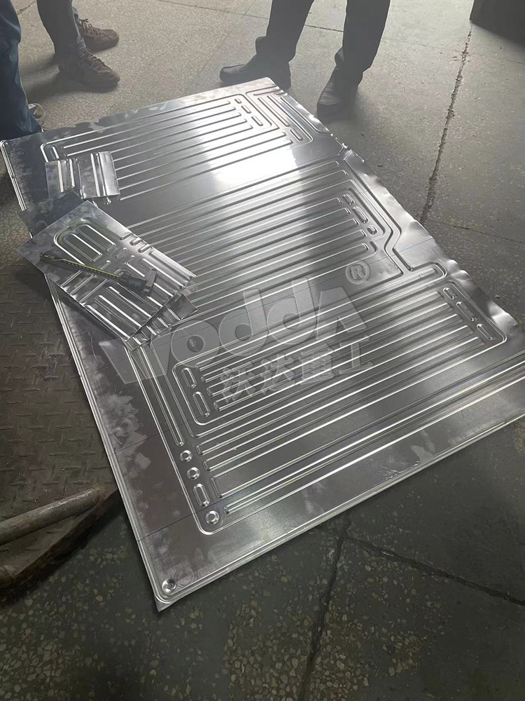 2000噸(dūn)液壓機壓(ya)制鋼木門(men)