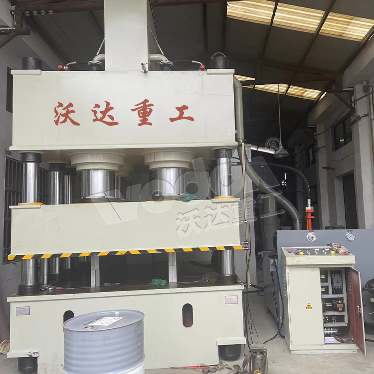 2000噸鋼木門(mén)壓花機客(kè)戶現場