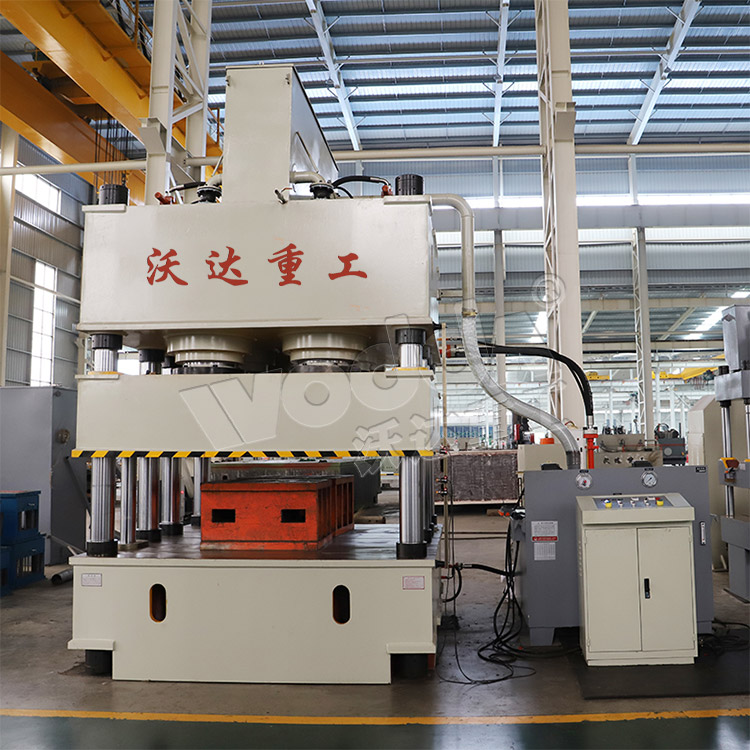 2000噸(dūn)鋼木門壓(yā)花機車間(jiān)實物