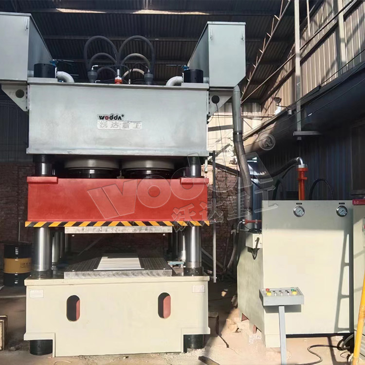 3000噸門面壓(yā)花機現場 3000噸(dūn)門面壓花機(ji)現場