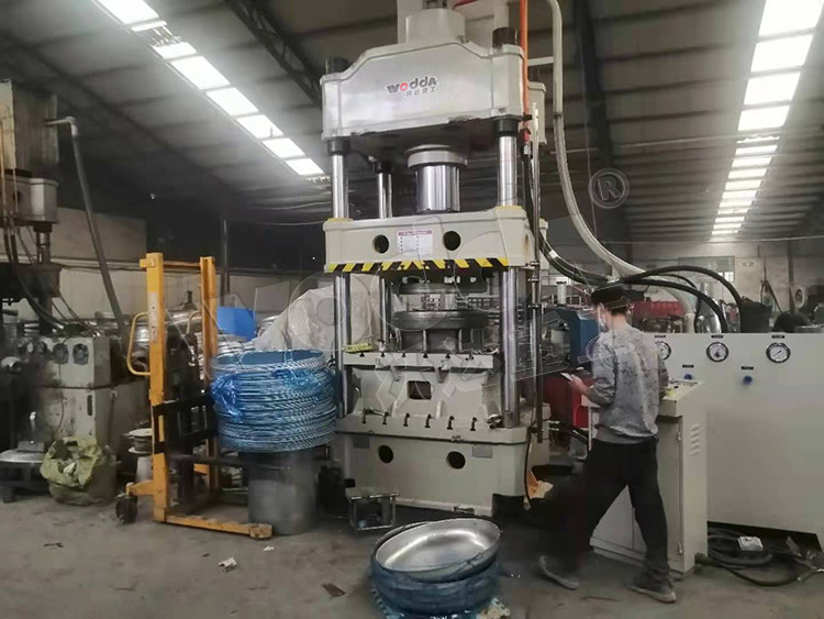 315噸(dūn)汽車水箱封(fēng)頭拉伸液壓(ya)機 315噸汽車水(shui)箱封頭拉伸(shen)液壓機