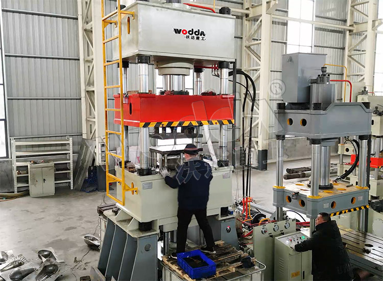 315噸不(bu)鏽鋼蹲便器(qì)拉伸液壓機(ji) 315噸不鏽鋼蹲(dun)便器拉伸液(ye)壓機