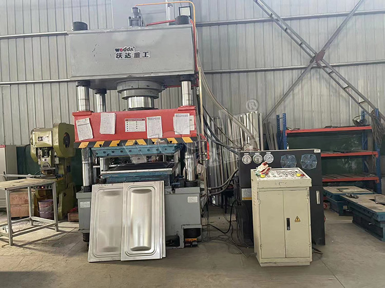 400噸液壓拉(lā)伸機拉伸不(bú)鏽鋼水箱 400噸(dūn)液壓拉伸機(jī)拉伸不鏽鋼(gang)水箱