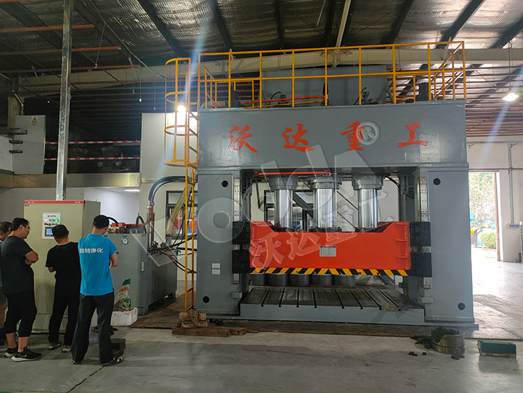 1000噸框(kuang)架式薄(bao)闆拉伸(shēn)液壓機(ji)客戶現(xian)場 1000噸框(kuàng)架式薄(báo)闆拉伸(shēn)液壓機(jī)客戶現(xiàn)場