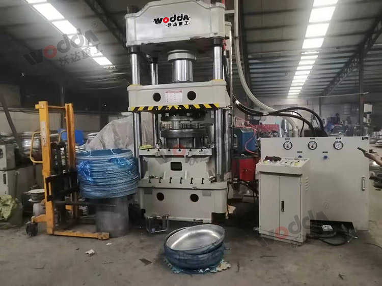 315噸汽車水箱(xiang)拉伸液壓機 315噸(dun)汽車水箱拉伸(shēn)液壓機