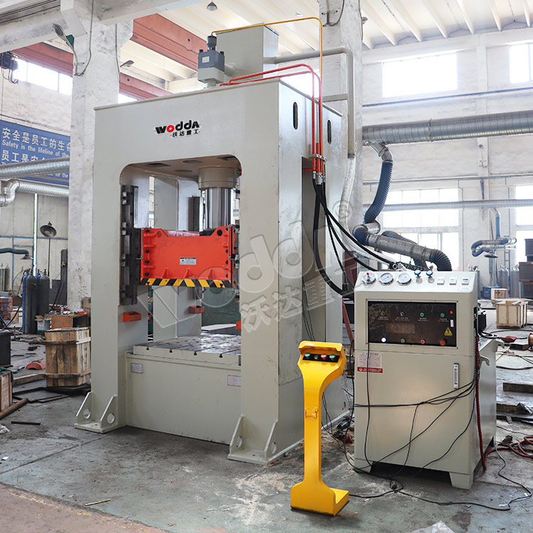 200噸框架(jia)式液壓機(jī)車間實拍(pāi)